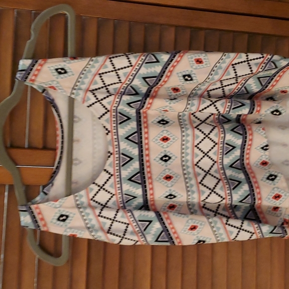 Is cute flowie highlow tink top - Picture 2 of 3